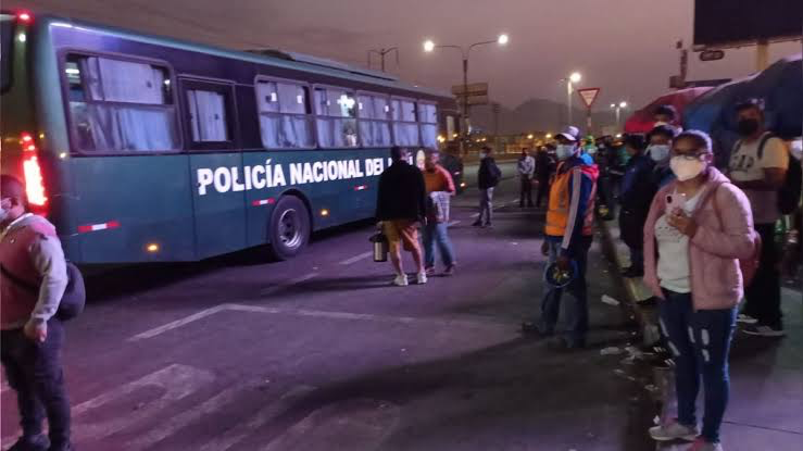 Viajeros varados por cierre de terminales terrestres