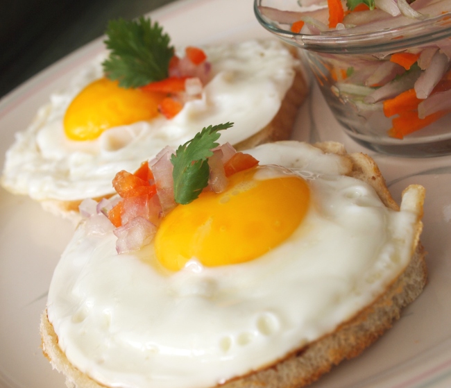 Huevos en pan tostado Huevos en pan tostado