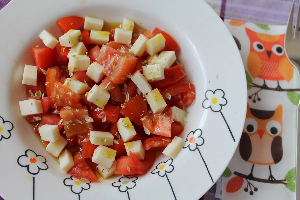 Ensalada fresca de tomate y queso