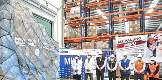 Ministro de Salud en el aeropuerto Jorge Chávez, luego de recibir el primer lote de 357 000 dosis de la vacuna contra la influenza