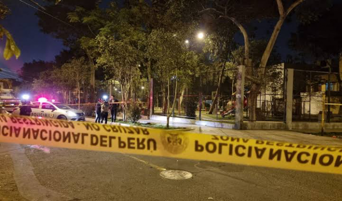 Hombre es asesinado por sicarios mientras esperaba a su esposa Hombre es asesinado por sicarios mientras esperaba a su esposa