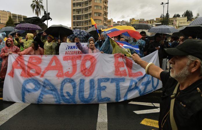 Para evitar más muertes bajan precio del combustible en Ecuador