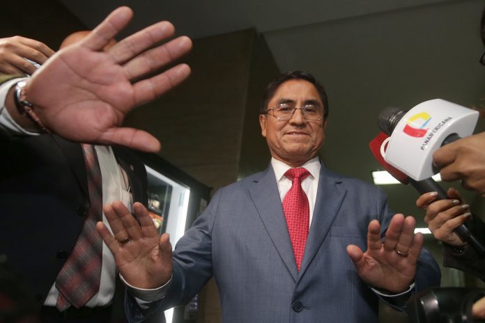 César Hinostroza César Hinostroza