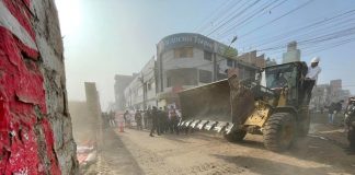 Derriban pared que impedía tránsito vehicular después de 30 años