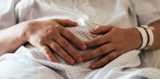 Anestesista es acusado de violar a mujer mientras le practicaban una cesárea Embarazada