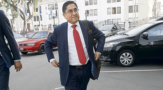 César Hinostroza
