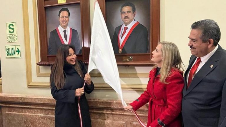 Manuel Merino, participó en una ceremonia en la que se develó un cuadro con su rostro en los pasillos del Congreso