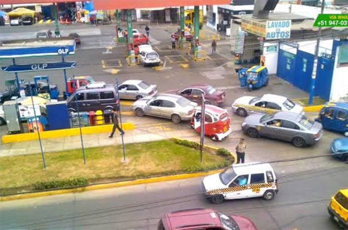 Largas colas de vehículos en grifos por desabastecimiento de GLP