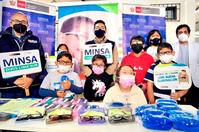 Entregan lentes correctores a niños entre 3 y 11 años de edad