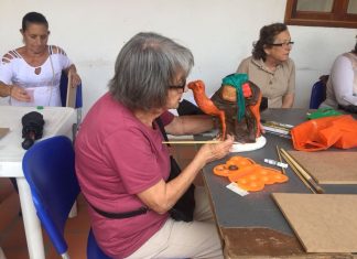 Las manualidades motivan la creatividad de los adultos mayores Manualidades