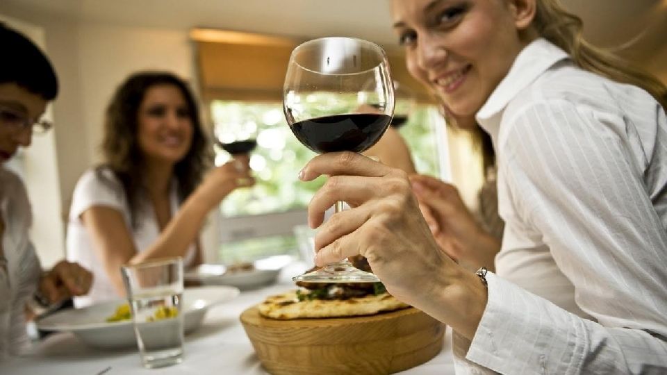 Mujeres consumen más vino tras la pandemia y son las que más gastan