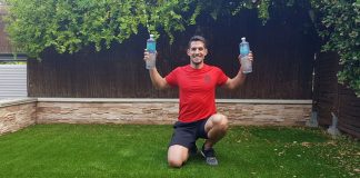 Ejercicios de rutina con botella de agua