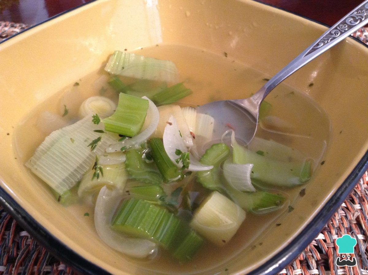 Caldo de apio y cebolla