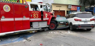 Tres bomberos resultan heridos tras choque contra auto durante emergencia Tres bomberos resultan heridos tras choque contra auto durante emergencia