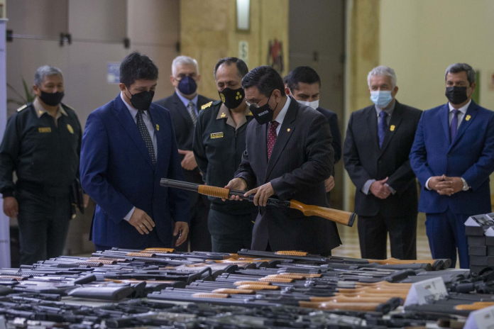 Ministro del Interior lideró entrega de armas y municiones a la PNP