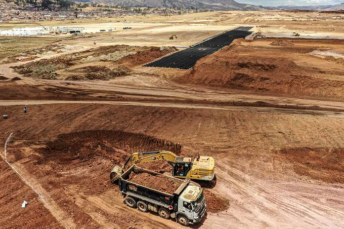 Movimiento de tierras del aeropuerto de Chinchero a un 75%