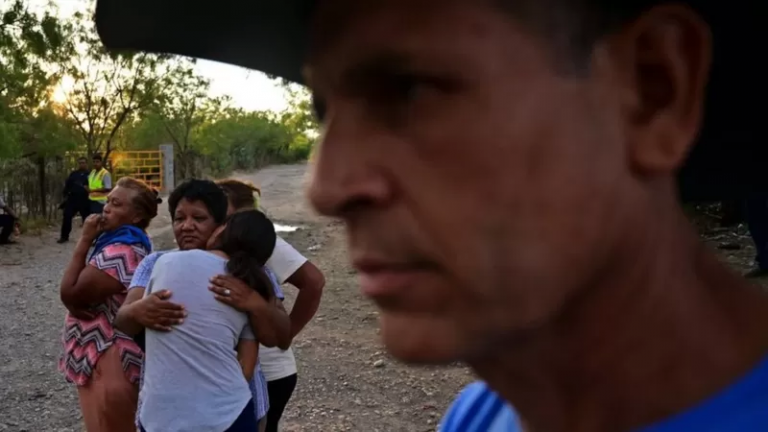 Familiares de los mineros atrapados en México