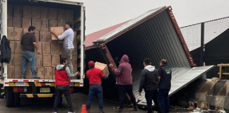Camión con productos navideños se volcó en el Centro de Lima