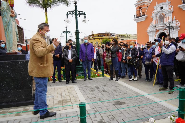 Develan placa recordatoria en boulevard María Magdalena de Pueblo Libre