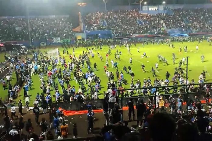 Al menos 127 muertos por batalla campal en un partido de fútbol en Indonesia