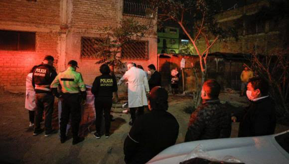 Hallan cadáver de mujer en la puerta de una casa en El Agustino Hallan cadáver de mujer en la puerta de una casa en El Agustino