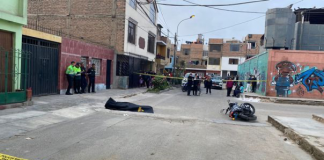 Joven a bordo de motocicleta es acribillado en San Martín de Porres