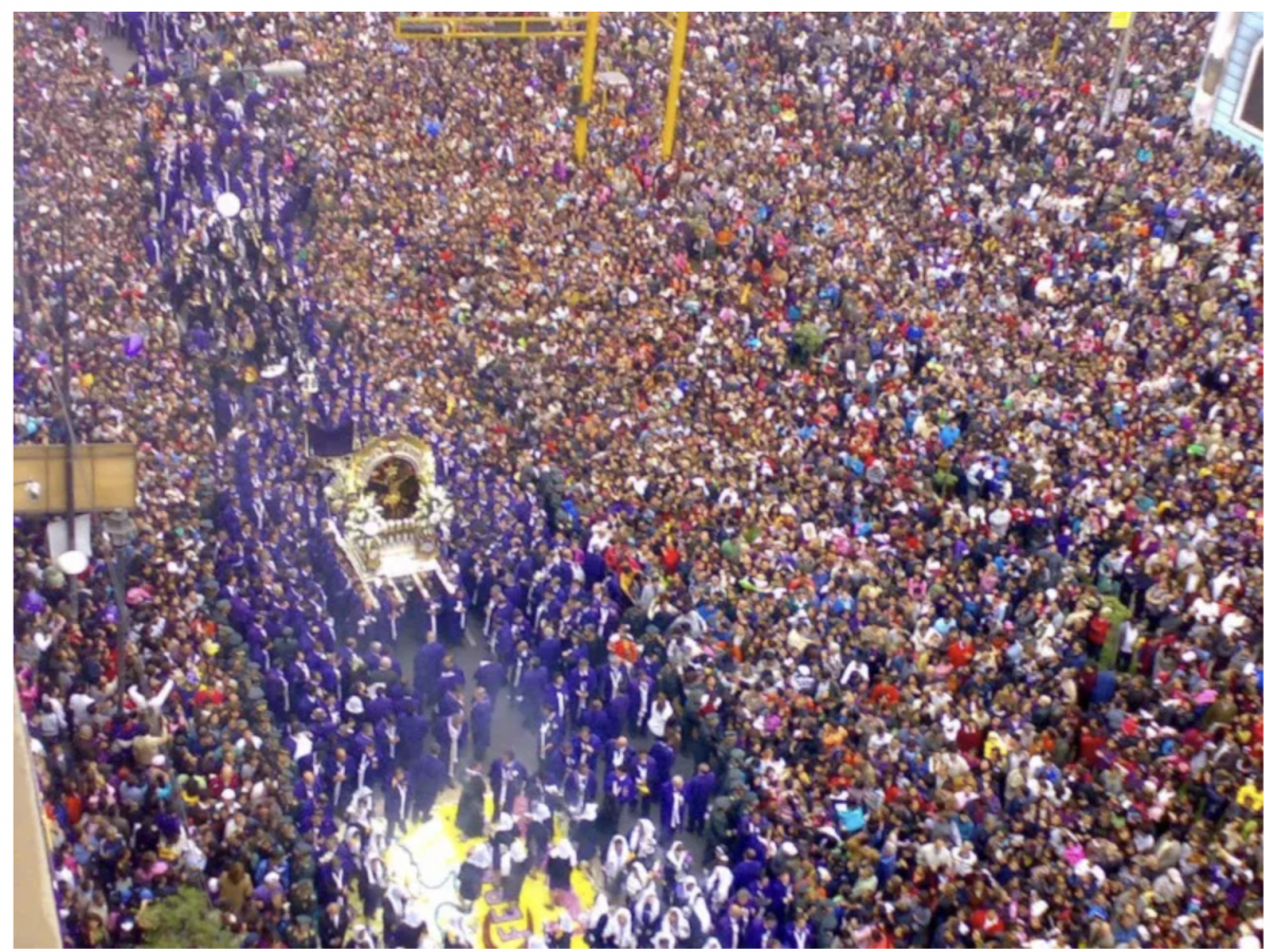 Señor de los Milagros llegan miles de personas para visitar al Cristo Morado