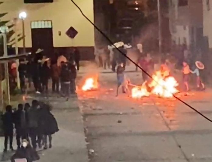 Una persona falleció tras enfrentamientos con la PNP en jornada electoral Una persona falleció tras enfrentamientos con la PNP en jornada electoral