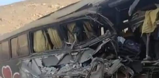 Choque frontal entre bus y camión deja un muerto y 22 heridos