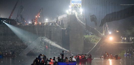 Colapso de un puente colgante en India deja 130 muertos y 100 desaparecidos