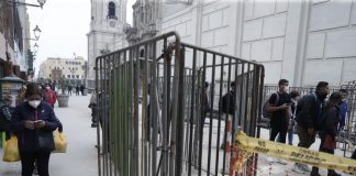 Cuestionan enrejado del Centro de Lima durante marcha contra Castillo Cuestionan enrejado del Centro de Lima durante marcha contra Castillo