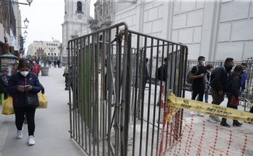 Cuestionan enrejado del Centro de Lima durante marcha contra Castillo