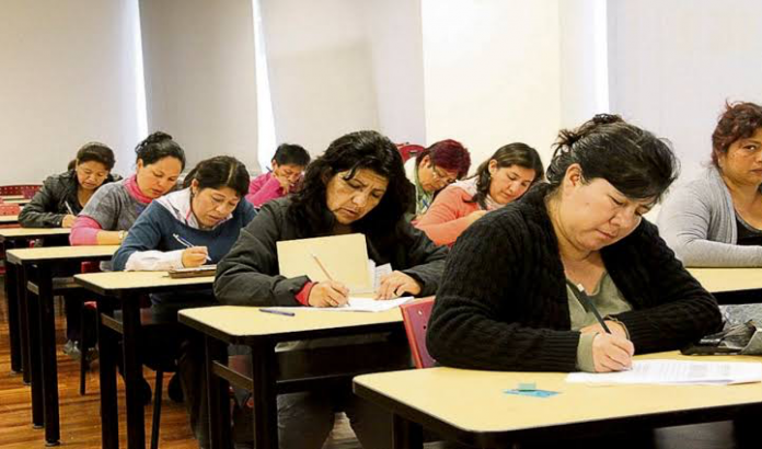 Docentes que aprueben examen con el puntaje mínimo serán nombrados