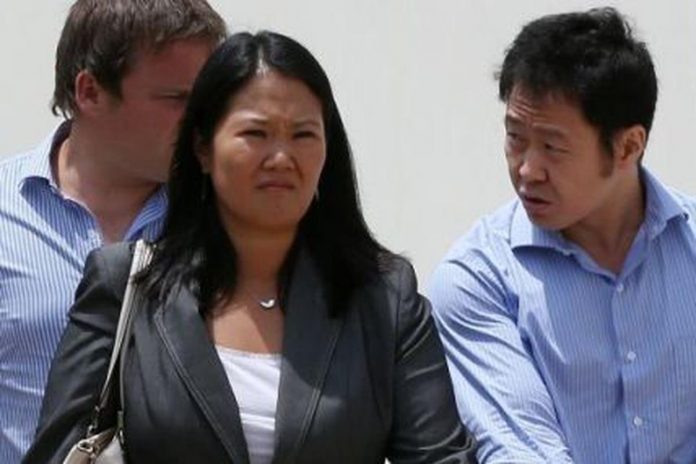Keiko Fujimori y su hermano Kenji Fujimori