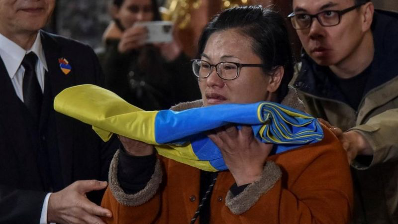 En una iglesia de Lviv, una ciudad en el occidente de Ucrania, la madre de Tseng Sheng-guang le da una última mirada a su hijo, quien yace en un ataúd.