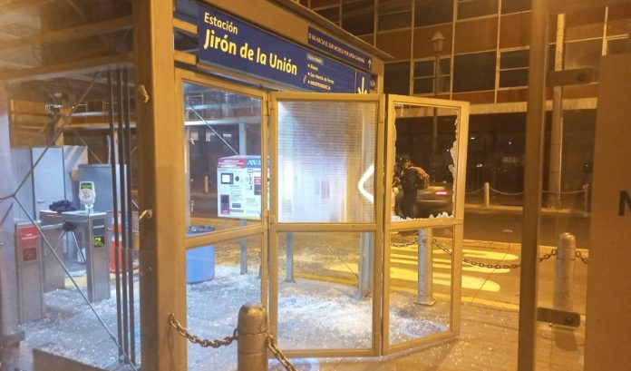 JIRÓN DE LA UNIÓN: VÁNDALOS DESTROZAN INFRESTRUCTURA DE LA ESTACIÓN DEL METROPOLITANO