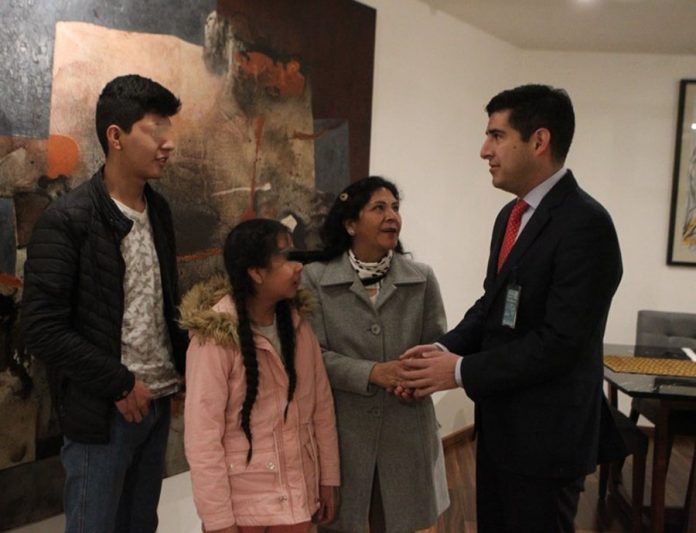 Lilia Paredes y sus dos menores hijos