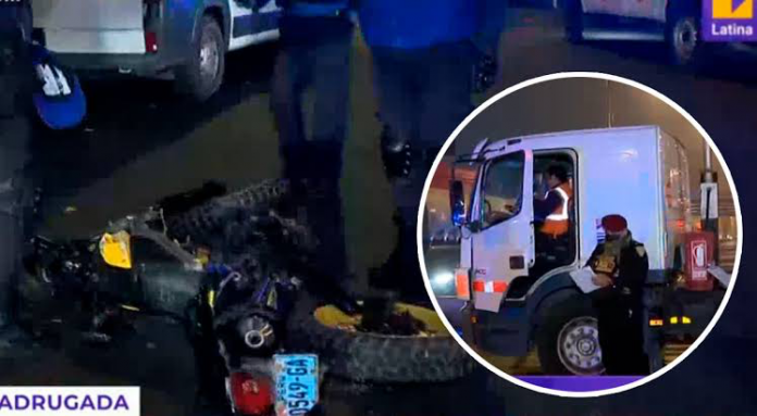 Motociclista fallece tras impactar con tráiler debajo de puente