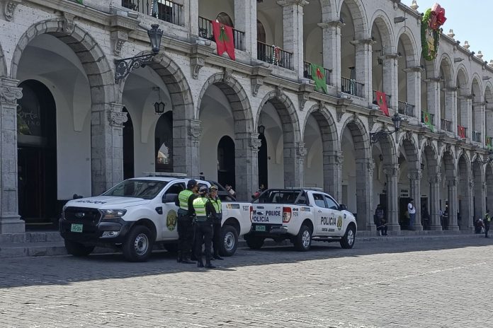 GOBIERNO DECRETA TOQUE DE QUEDA EN 8 REGIONES Y 15 PROVINCIAS