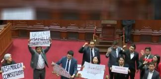 legisladores de Perú Libre y Bloque Magisterial protestaron en el hemiciclo para exigir que se incluya la consulta sobre una eventual convocatoria a una asamblea constituyente en el país