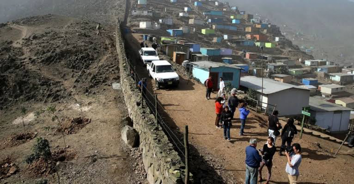 ‘Muro de la vergüenza’ que divide La Molina y VMT