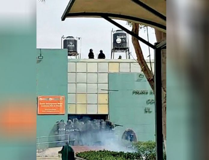 Ataque vandálico a comisaría El Triunfo en Arequipa deja seis heridos
