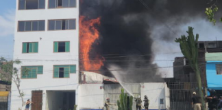 Feroz incendio dejó en cenizas taller mecánico en SMP