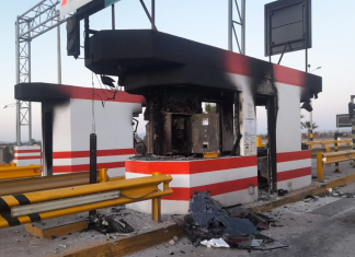 Tacna: manifestantes queman casetas de peaje TACNA