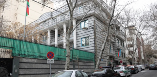 Un violento ataque a la embajada de Azerbaiyán en Irán dejó un muerto y dos heridos
