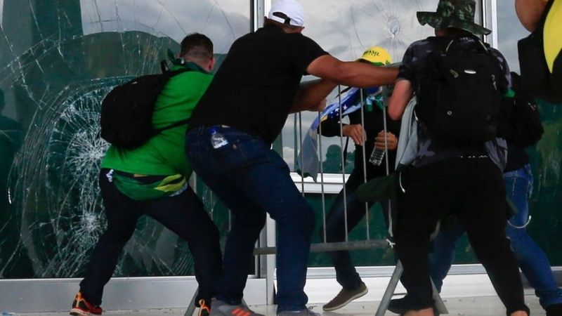 miles de bolsonaristas traspasaron las barreras policiales y asaltaron en Brasilia el Congreso