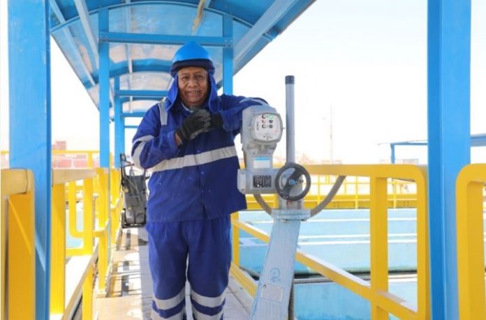 ‘Aquamán’ de Chen Chen limpia el agua que toman los moqueguanos