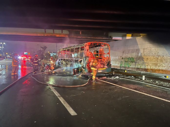 Bus se incendia en la Vía de Evitamiento y deja siete heridos Bus se incendia en la Vía de Evitamiento y deja siete heridos