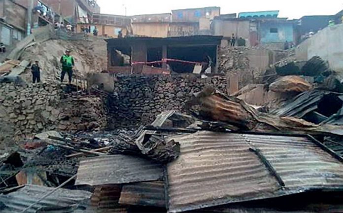 Feroz incendio que se desató en su vivienda de material rústico, en el asentamiento humano Bayóvar
