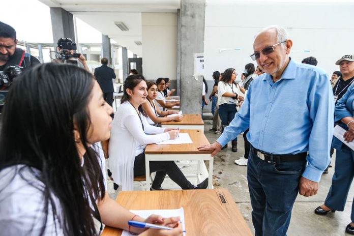 Ponen en marcha plan para restaurar 1,041 colegios